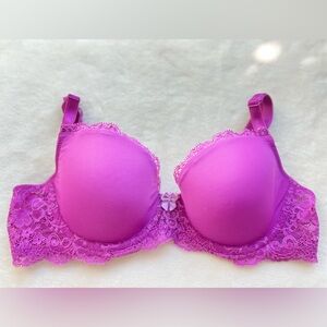 Victoria's Secret Angels Demi with smooth cups.